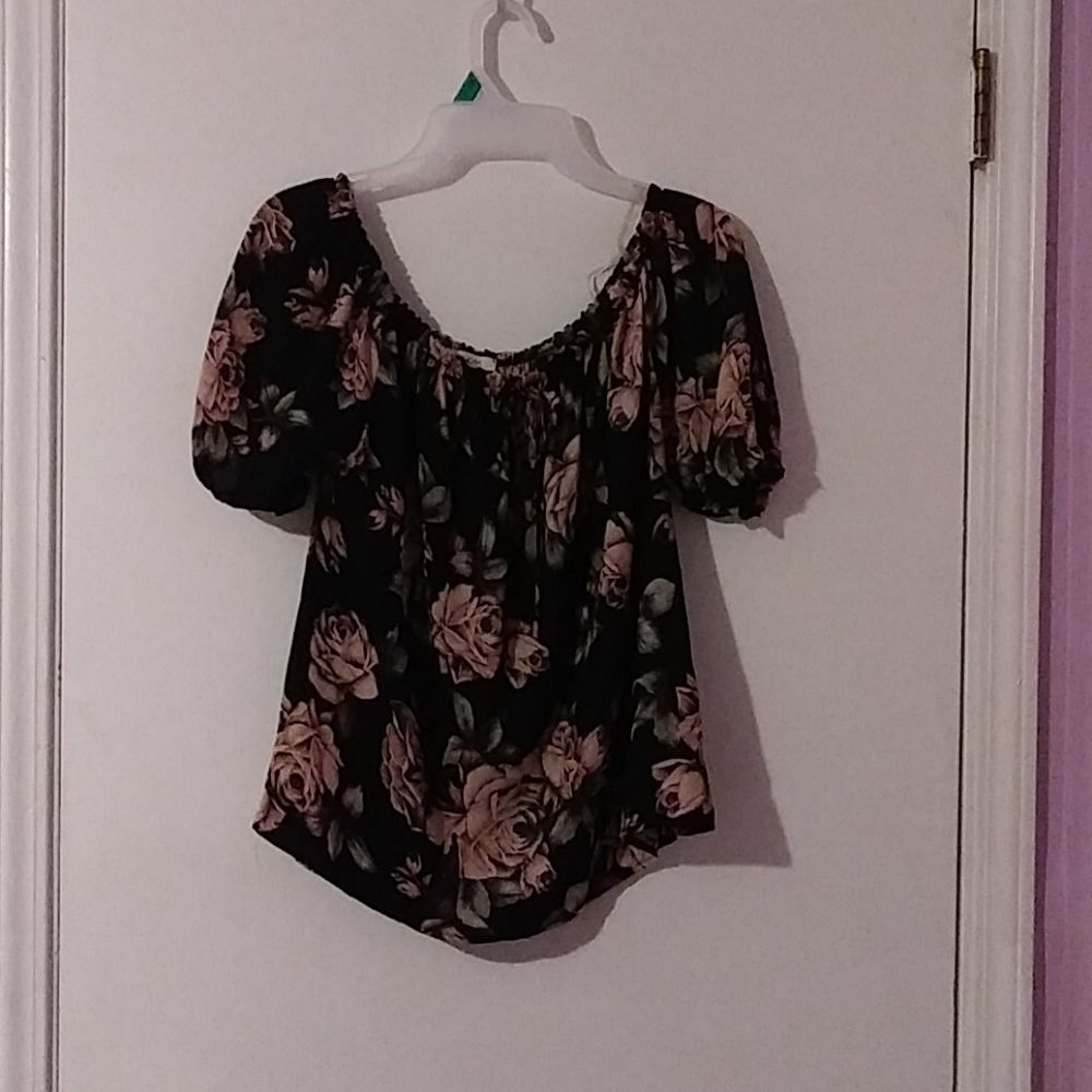 I. Joah off the shoulder  floral top. Size Large